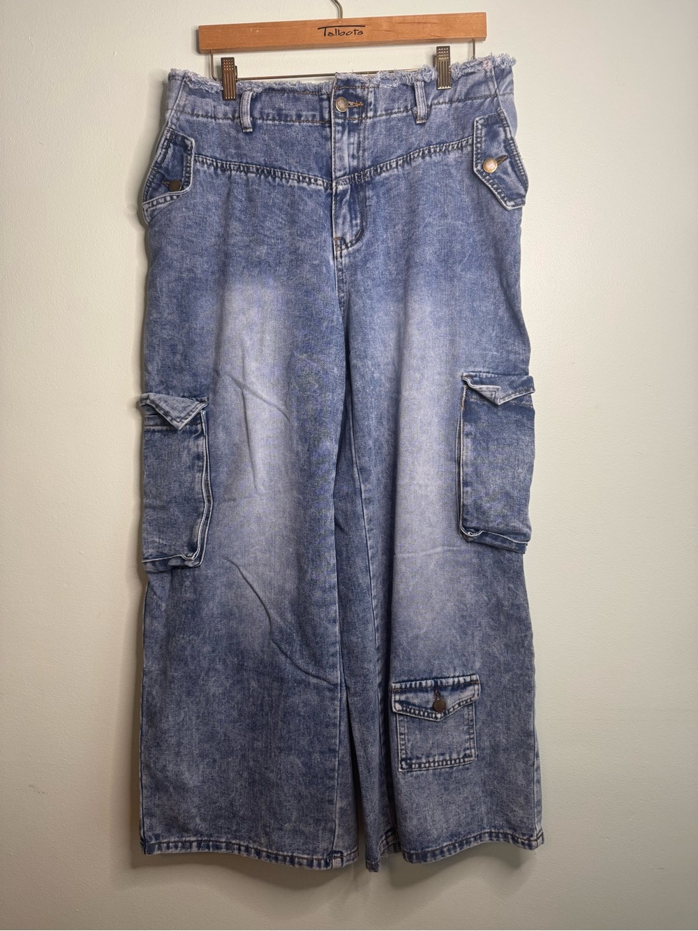 Wide Leg Acid Wash Cargo Jeans (1XL)
